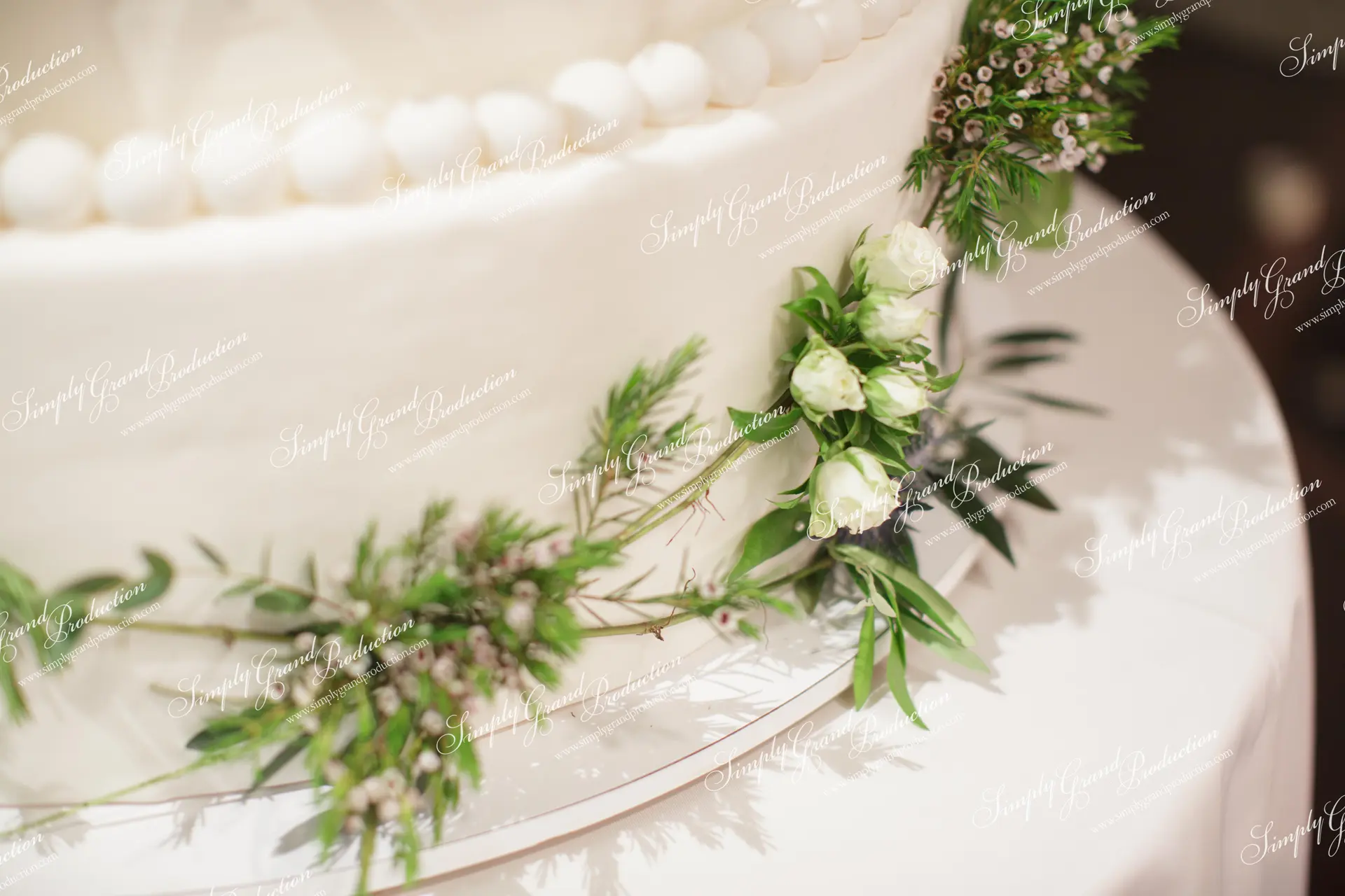 Simply_Grand_Production_Ballroom_wedding_decoration_cake_weddingsweets_white_green_Grand_Hyatt_2_2_wm