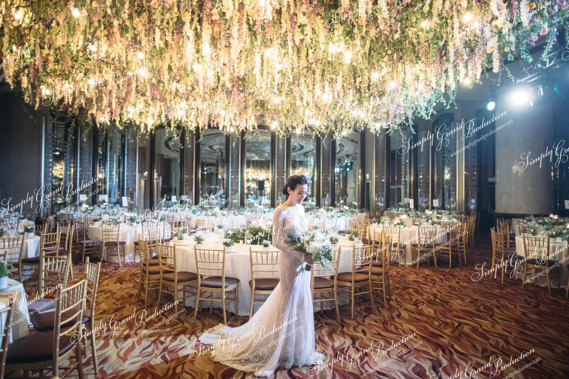 Simply_Grand_Production_Ballroom_wedding_decoration_hanging_installation_floral_light_bride_gown_bigday_romantic_Grand_Hyatt_2_14_wm