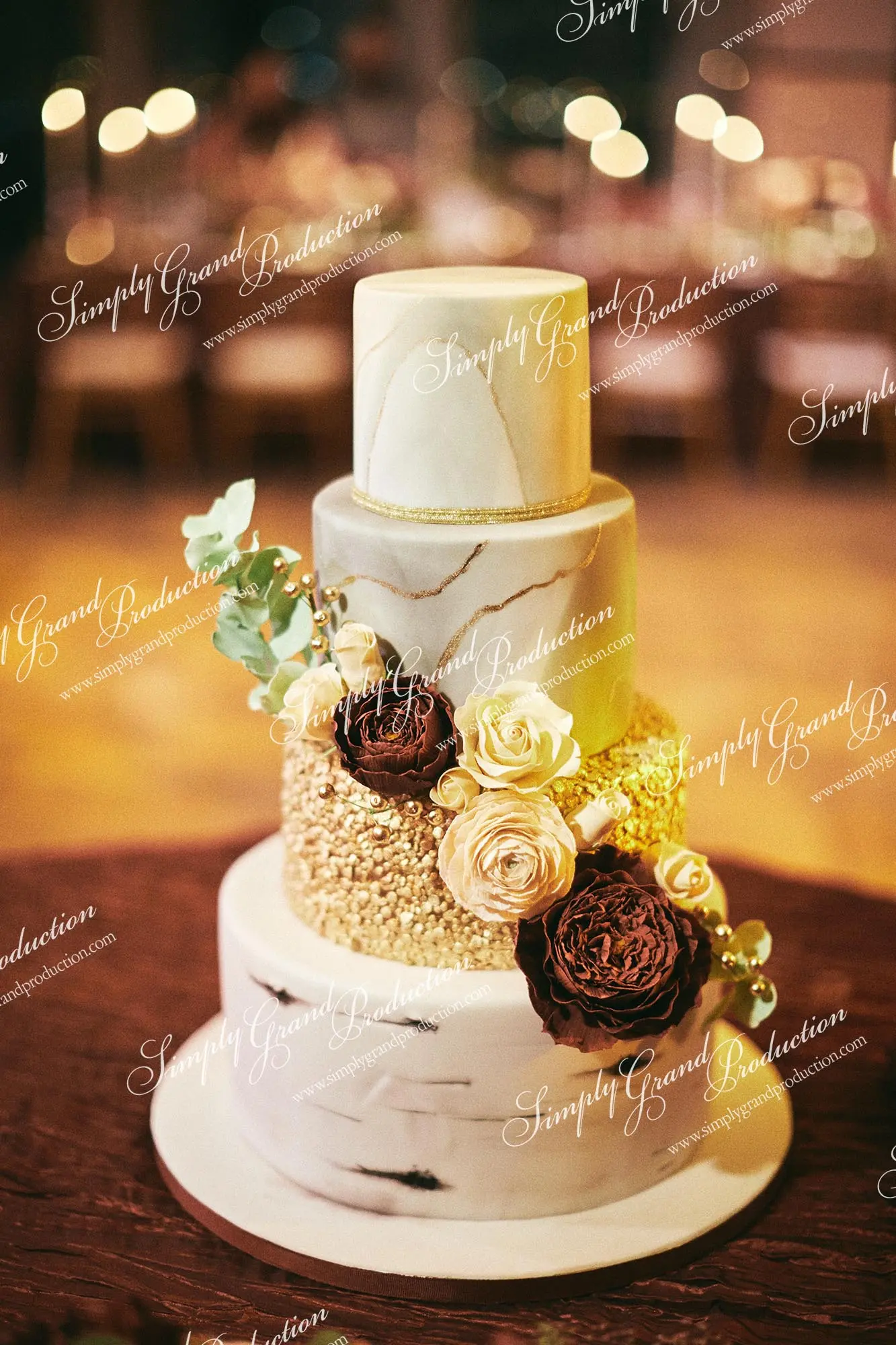 Simply_Grand_Production_Ballroom_wedding_decoration_cake_weddingsweets_marble_burgundy_yellow_gold_rim_1_2_wm