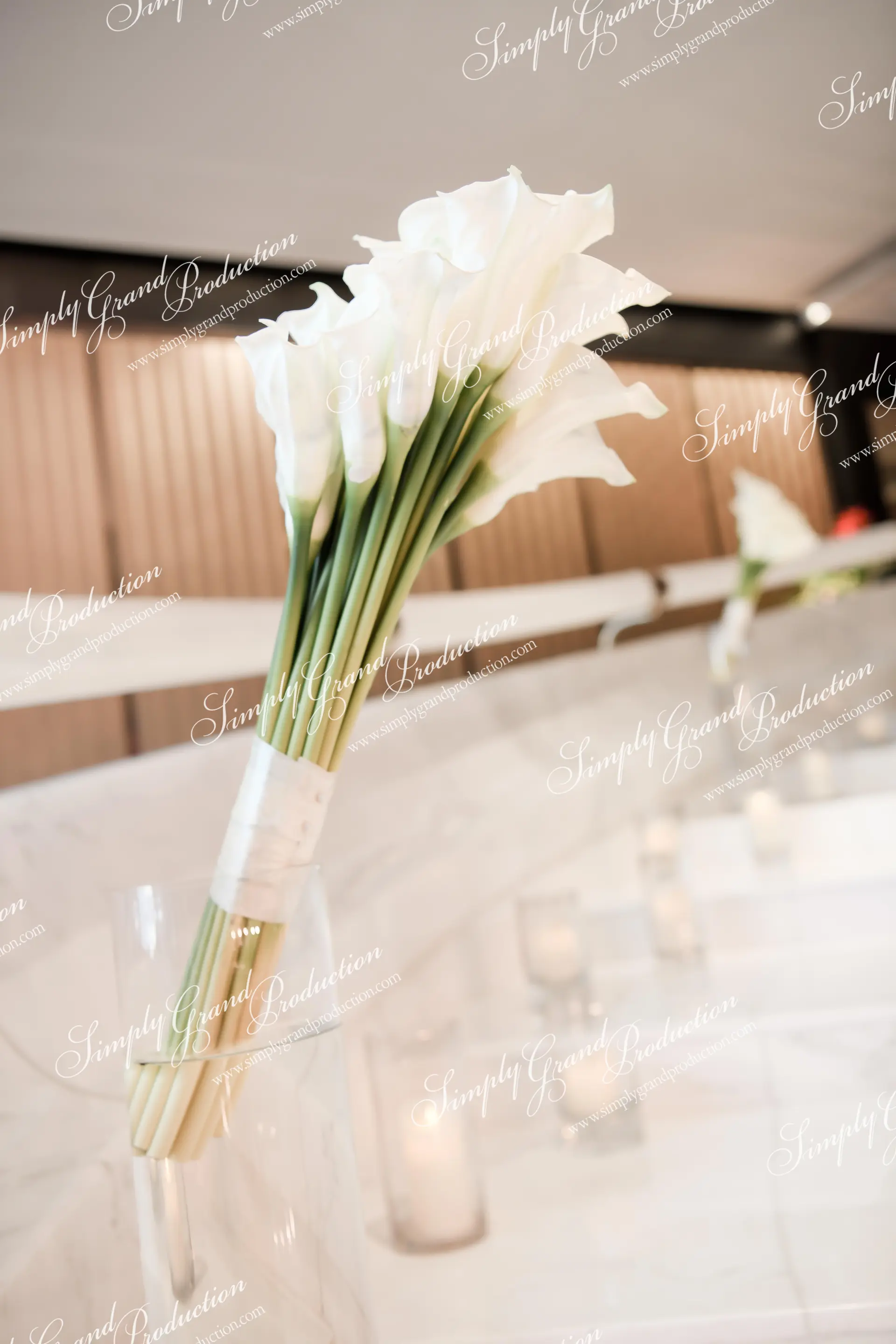Simply_Grand_Production_Classic_Elegant_wedding_decoration_staircase_white_floral_InterContinental_1_12