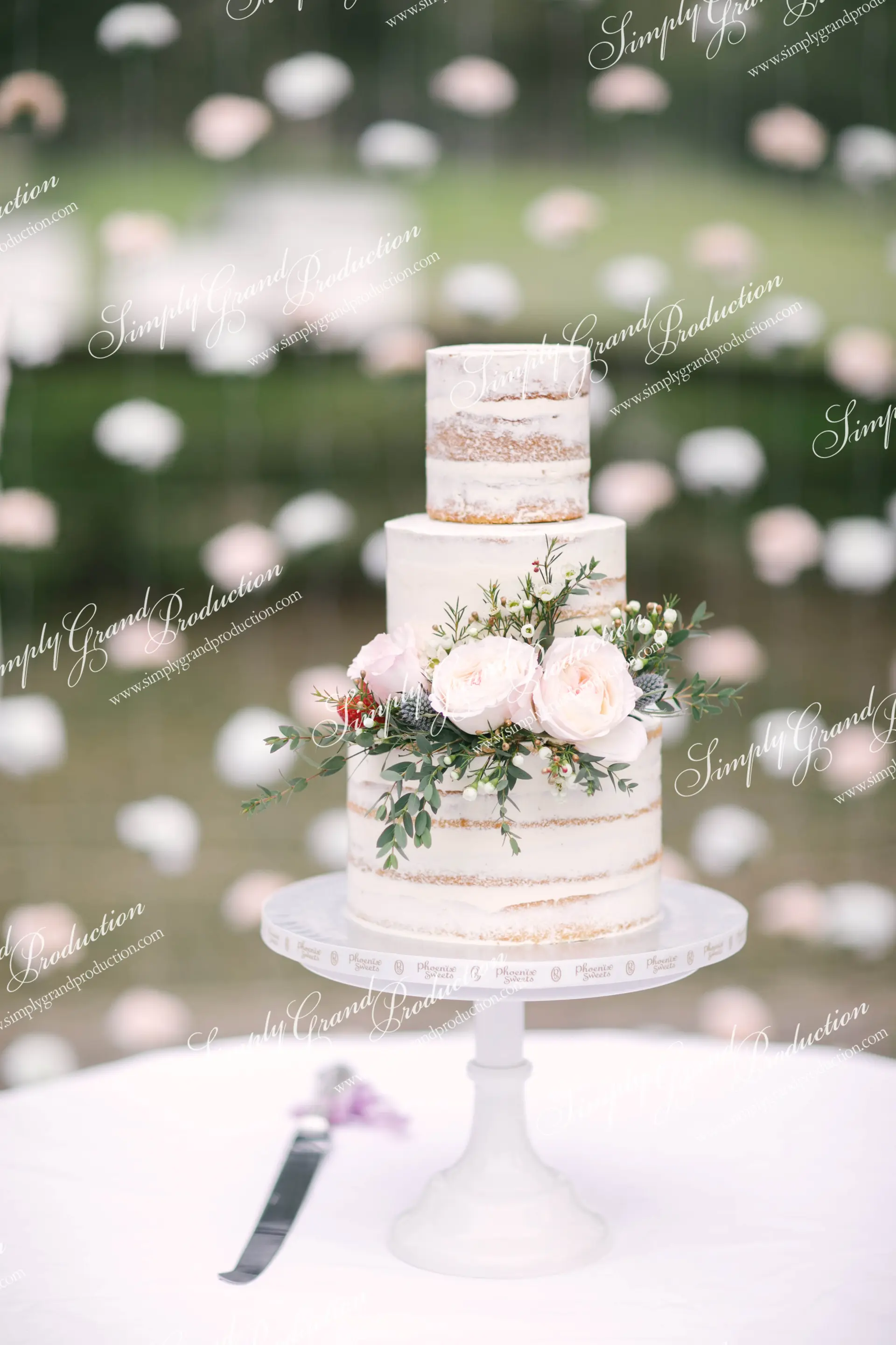Simply_Grand_Production_Outdoor_wedding_decoration_rustic_cake_Beas_River_1_8.jpg