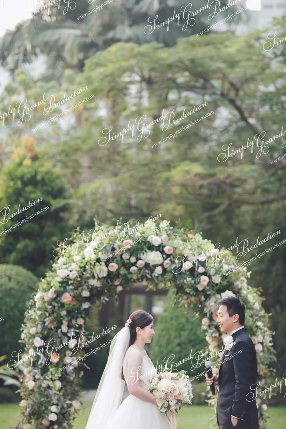 Simply_Grand_Production_Outdoor_wedding_decoration_rose_greenery_arch_Repulse_Bay_1_13.jpg